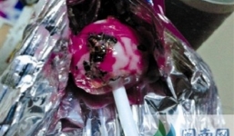 Sốc: khi đồ khuyến mại là dị vật bất thường