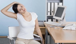 Mẹo giữ eo thon cho dân văn phòng lười vận động