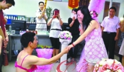 Nam thanh niên mặc bikini, đi bộ 2km cầu hôn bạn gái