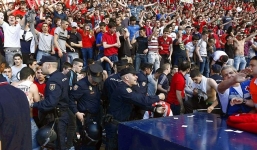Khán đài SVĐ sụp đổ, cầu thủ lao vào cứu thoát fan nhí