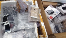Bắt lô hàng 'khủng' linh kiện iPhone 5 Trung Quốc nhập lậu