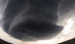 Cận cảnh 'quái vật' khổng lồ trên bầu trời