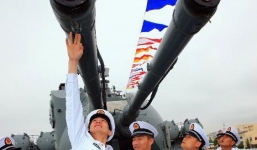 Binh sĩ Trung Quốc tham quan tuần dương hạm Nga trước thềm tập trận chung