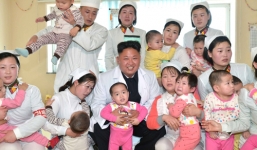 Đến thăm bệnh viện, Kim Jong-un 'được lòng' các bệnh nhi