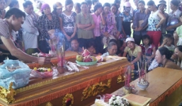 Người đã chết vẫn bị 'bên tình - bên hiếu' giằng co giành nhau làm đám tang