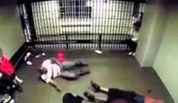 Vào tù vẫn hung hăng 'tỉ thí'