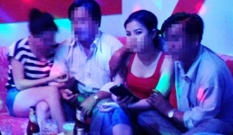 Quán karaoke cứ uống 1 thùng bia được thưởng múa thoát y