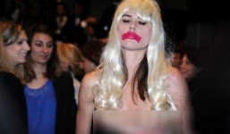 Người mẫu nữ để ngực trần gây náo loạn thảm đỏ Cannes