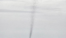 Hoảng hồn cột lốc xoáy châu chấu cao gần 305 m