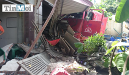  “Xe điên” gây tai nạn liên hoàn rồi lao thẳng vào nhà dân
