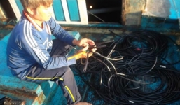 Cận cảnh tàu ngư dân Việt Nam bị tàu Trung Quốc tấn công