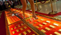 Choáng vụ lót 500 kg vàng miếng làm... đường đi bộ