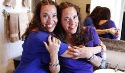 Hai chị em đồng ý mối quan hệ tay ba