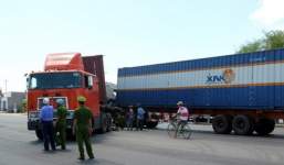 Hai xe container húc nhau