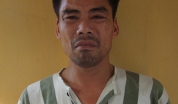 Vợ quỳ lạy van xin khi bị chồng bắt quả tang ôm hàng xóm