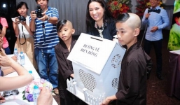 Phi Nhung cùng con nuôi đi quyên góp cho quỹ Biển Đông