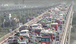 Clip: Tai nạn ôtô liên hoàn, cầu Thăng Long ùn tắc nghiêm trọng