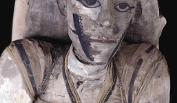 Sự thật xác ướp 'người đàn bà nhảy múa' được vẽ râu trên khuôn mặt