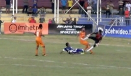 Vụ cầu thủ Indonesia chết: Thủ môn khóc xin lỗi