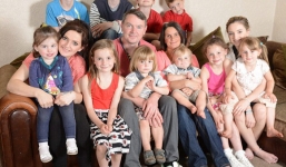 Bà mẹ mắn đẻ nhất nước Anh sắp sinh đứa con thứ 17