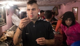 Cận cảnh cuộc sống dưới cống rãnh của dân nghiện 