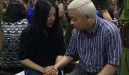 Vợ chồng bầu Kiên nắm tay nhau tình cảm