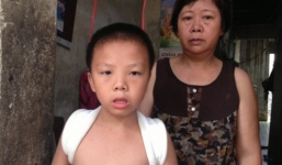 Gã thanh niên 80 kg dùng vũ lực để giải quyết mâu thuẫn với bé 13kg