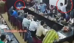 Ném thẳng cốc thủy tinh vào mặt hiệu trưởng trong cuộc họp