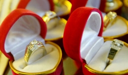 Hết ảm đạm vàng lại leo dốc