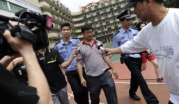 Phẫn nộ thầy giáo bắt trò làm 'chuyện người lớn' trong lớp