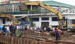 Trục vớt thi thể người đàn ông lõa thể dưới hố cống