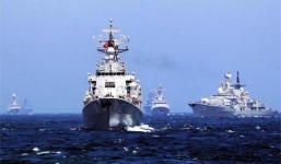 Nick Vujicic trao tặng xe lăn và máy tính bảng cho người khuyết tật tại Hà Nội