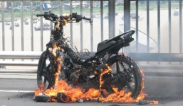 Đang lưu thông trên đường, xe máy bất ngờ bốc cháy