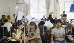 Chùm ảnh: Hơn 100 học sinh Trung Quốc nhập viện nghi ngộ độc thực phẩm