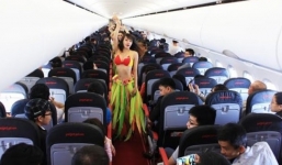 Clip: Rực lửa màn múa bikini sexy trên máy bay Vietjet