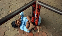 Bà nội hàng ngày xích chân cháu trai 9 tuổi trên vỉa hè