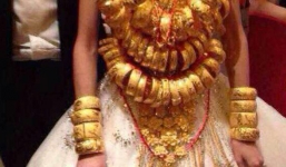 Choáng: Cô dâu đeo 5kg vàng lủng liểng trên người