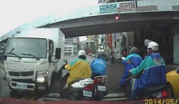 Clip: Thoát chết thót tim khi dừng chờ đèn đỏ