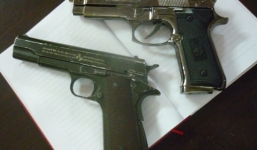 Kiểm tra hành chính phát hiện súng ngắn