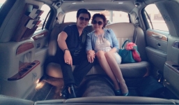 Vũ Hoàng Việt và bồ già tỷ phú 'đốt tiền' chơi sang bên siêu xe Limousine