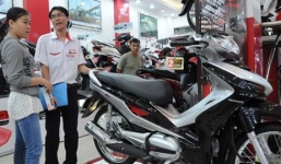 Ế quanh năm, dân buôn xe máy bán cửa hàng thoát thân