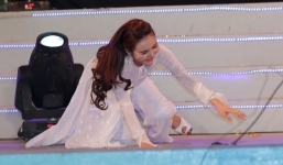 Anh Thúy vấp ngã lăn quay trên sân khấu