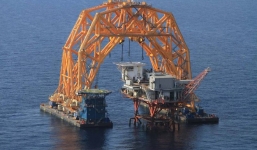 Cận cảnh quá trình tháo dỡ giàn khoan trên biển