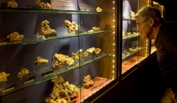 Thị trường vàng biến động mạnh.