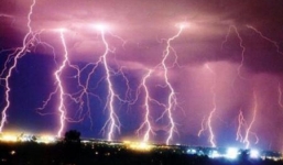 Nghe điện thoại lúc trời mưa, 7 người bị sét đánh