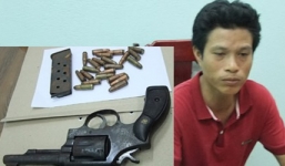 Nhặt được súng, mang luôn theo người để phòng thân