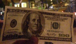 Đại gia giấu mặt rải tờ 100 USD khắp nơi