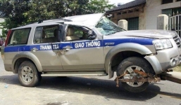 Xe chở 3 thanh tra giao thông đâm vào nắp cống, lật ngửa