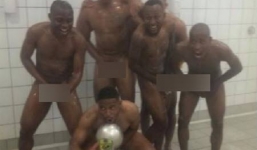 Khỏa thân ăn mừng vô địch, cầu thủ lĩnh gạch vì hành động “trẻ trâu”