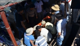 Con trai ngư dân bị chết òa khóc nức nở bên thi thể cha